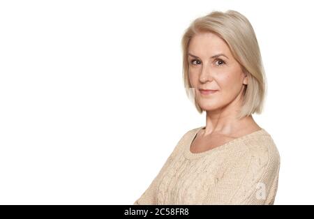 Ältere blonde Frau isoliert auf weißem Hintergrund Stockfoto