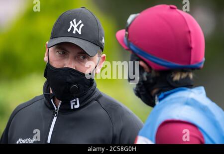 Trainer Olly Murphy spricht mit Jockey Adrian Heskin, nachdem Enemy Coast Ahead die signsolutions.org Offering Retail Solutions Novices' Hurdle (GBB Race) (Div 1) auf der Southwell Racecourse gewonnen hatte. Stockfoto