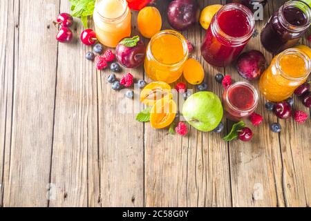 Auswahl an Beeren und Obstkonfitüren. Set aus verschiedenen saisonalen Sommer-Beeren und Obstmarmelade, Marmelade und Konfitüre. Rustikaler Holzhintergrund Kopie Spa Stockfoto