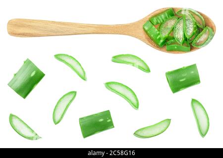 Aloe Vera in Holzlöffel auf weißem Hintergrund isoliert geschnitten. Draufsicht. Flaches Lay. Stockfoto