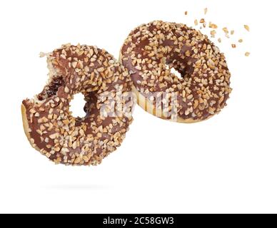 Schokolade glasiert gebissen runden Donut mit Nuss bestreut isoliert auf weißem Hintergrund. Seitenansicht Stockfoto