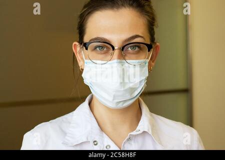 Ärztin in Schutzmaske und Brille. Das Konzept der Medizin, Pandemie, Gesundheit. Stockfoto