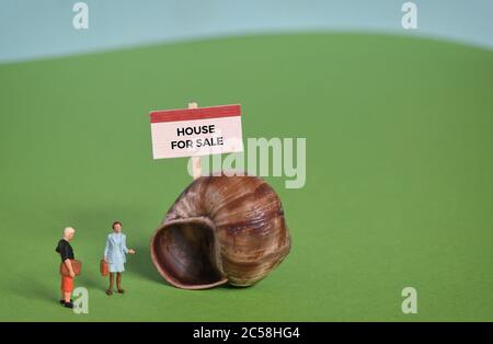 Miniatur Menschen Agent Präsentation Haus Zum Verkauf Immobilien Stockfoto