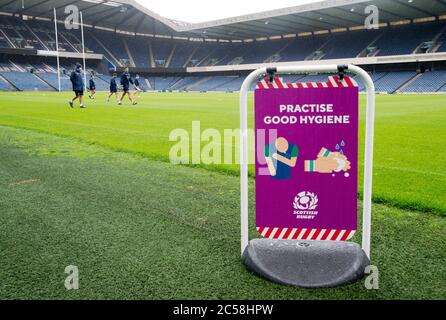 Edinburgh Rugby-Training für sichere Distanzen im BT Murrayfield Stadium, Edinburgh, Schottland, Großbritannien. Juli 2020. Edinburgh Spieler auf dem Hauptplatz während der Konditionierung. Quelle: Ian Rutherford/Alamy Live News. Stockfoto