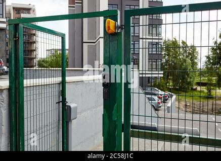 Vordertür des Hofes. Fernbedienung zum Öffnen der Schwingtür durch die Motorautomation ist Home Security System Stockfoto