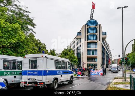 Berlin, Deutschland. Juli 2020. 01.07.2020, Berlin, während in der Klingelhoferstraße die CDU-Zentrale von Greenpeace-Aktivisten mit schwarzen Tüchern blockiert wurde, fand vor dem Willy-Brandt-Haus, dem Parteihauptsitz des Koalitionspartners SPD, eine weitere Kohledemonstration statt. Mit dieser Kampagne wollen die Demonstranten auf schmutzige Kohleabkommen der Großen Koalition mit der Kohleindustrie aufmerksam machen, die die Einhaltung des Pariser Klimaabkommens in Frage stellen. Quelle: dpa/Alamy Live News Stockfoto