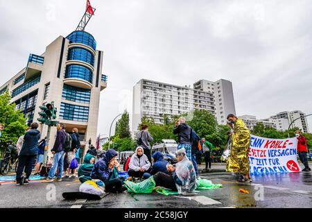 Berlin, Deutschland. Juli 2020. 01.07.2020, Berlin, während in der Klingelhoferstraße die CDU-Zentrale von Greenpeace-Aktivisten mit schwarzen Tüchern blockiert wurde, fand vor dem Willy-Brandt-Haus, dem Parteihauptsitz des Koalitionspartners SPD, eine weitere Kohledemonstration statt. Mit dieser Kampagne wollen die Demonstranten auf schmutzige Kohleabkommen der Großen Koalition mit der Kohleindustrie aufmerksam machen, die die Einhaltung des Pariser Klimaabkommens in Frage stellen. Quelle: dpa/Alamy Live News Stockfoto