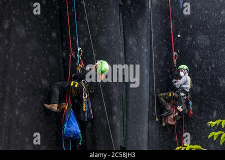 Berlin, Deutschland. Juli 2020. 01.07.2020, Berlin, Greenpeace-Aktivisten haben das Konrad-Adenauer-Haus, das CDU-Bundesbüro in der Klingelhoferstraße, in schwarzem Tuch bedeckt. Mit dieser Kampagne will die gemeinnützige Organisation auf schmutzige Kohlegeschäfte der Großen Koalition mit der Kohleindustrie aufmerksam machen, die die Einhaltung des Pariser Klimaabkommens in Frage stellen. Quelle: dpa/Alamy Live News Stockfoto