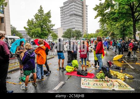 Berlin, Deutschland. Juli 2020. 01.07.2020, Berlin, während in der Klingelhoferstraße die CDU-Zentrale von Greenpeace-Aktivisten mit schwarzen Tüchern blockiert wurde, fand vor dem Willy-Brandt-Haus, dem Parteihauptsitz des Koalitionspartners SPD, eine weitere Kohledemonstration statt. Mit dieser Kampagne wollen die Demonstranten auf schmutzige Kohleabkommen der Großen Koalition mit der Kohleindustrie aufmerksam machen, die die Einhaltung des Pariser Klimaabkommens in Frage stellen. Quelle: dpa/Alamy Live News Stockfoto