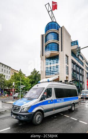 Berlin, Deutschland. Juli 2020. 01.07.2020, Berlin, während in der Klingelhoferstraße die CDU-Zentrale von Greenpeace-Aktivisten mit schwarzen Tüchern blockiert wurde, fand vor dem Willy-Brandt-Haus, dem Parteihauptsitz des Koalitionspartners SPD, eine weitere Kohledemonstration statt. Mit dieser Kampagne wollen die Demonstranten auf schmutzige Kohleabkommen der Großen Koalition mit der Kohleindustrie aufmerksam machen, die die Einhaltung des Pariser Klimaabkommens in Frage stellen. Quelle: dpa/Alamy Live News Stockfoto