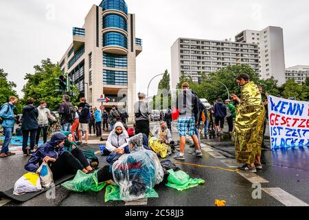 Berlin, Deutschland. Juli 2020. 01.07.2020, Berlin, während in der Klingelhoferstraße die CDU-Zentrale von Greenpeace-Aktivisten mit schwarzen Tüchern blockiert wurde, fand vor dem Willy-Brandt-Haus, dem Parteihauptsitz des Koalitionspartners SPD, eine weitere Kohledemonstration statt. Mit dieser Kampagne wollen die Demonstranten auf schmutzige Kohleabkommen der Großen Koalition mit der Kohleindustrie aufmerksam machen, die die Einhaltung des Pariser Klimaabkommens in Frage stellen. Quelle: dpa/Alamy Live News Stockfoto