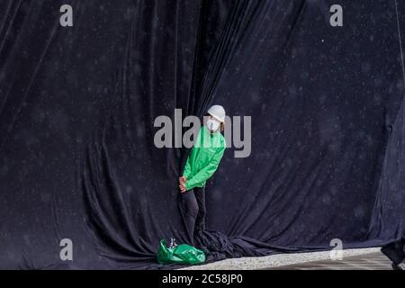 Berlin, Deutschland. Juli 2020. 01.07.2020, Berlin, Greenpeace-Aktivisten haben das Konrad-Adenauer-Haus, das CDU-Bundesbüro in der Klingelhoferstraße, in schwarzem Tuch bedeckt. Mit dieser Kampagne will die gemeinnützige Organisation auf schmutzige Kohlegeschäfte der Großen Koalition mit der Kohleindustrie aufmerksam machen, die die Einhaltung des Pariser Klimaabkommens in Frage stellen. Quelle: dpa/Alamy Live News Stockfoto