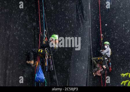 Berlin, Deutschland. Juli 2020. 01.07.2020, Berlin, Greenpeace-Aktivisten haben das Konrad-Adenauer-Haus, das CDU-Bundesbüro in der Klingelhoferstraße, in schwarzem Tuch bedeckt. Mit dieser Kampagne will die gemeinnützige Organisation auf schmutzige Kohlegeschäfte der Großen Koalition mit der Kohleindustrie aufmerksam machen, die die Einhaltung des Pariser Klimaabkommens in Frage stellen. Quelle: dpa/Alamy Live News Stockfoto