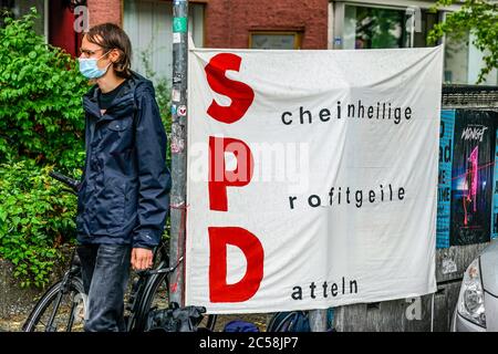 Berlin, Deutschland. Juli 2020. 01.07.2020, Berlin, während in der Klingelhoferstraße die CDU-Zentrale von Greenpeace-Aktivisten mit schwarzen Tüchern blockiert wurde, fand vor dem Willy-Brandt-Haus, dem Parteihauptsitz des Koalitionspartners SPD, eine weitere Kohledemonstration statt. Mit dieser Kampagne wollen die Demonstranten auf schmutzige Kohleabkommen der Großen Koalition mit der Kohleindustrie aufmerksam machen, die die Einhaltung des Pariser Klimaabkommens in Frage stellen. Quelle: dpa/Alamy Live News Stockfoto