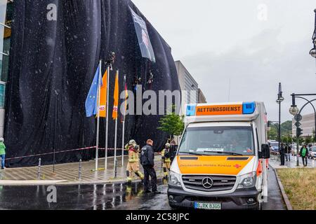 Berlin, Deutschland. Juli 2020. 01.07.2020, Berlin, Greenpeace-Aktivisten haben das Konrad-Adenauer-Haus, das CDU-Bundesbüro in der Klingelhoferstraße, in schwarzem Tuch bedeckt. Mit dieser Kampagne will die gemeinnützige Organisation auf schmutzige Kohlegeschäfte der Großen Koalition mit der Kohleindustrie aufmerksam machen, die die Einhaltung des Pariser Klimaabkommens in Frage stellen. Quelle: dpa/Alamy Live News Stockfoto