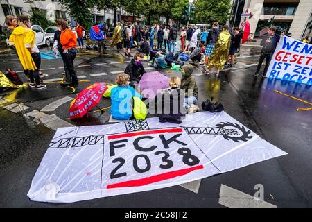 Berlin, Deutschland. Juli 2020. 01.07.2020, Berlin, während in der Klingelhoferstraße die CDU-Zentrale von Greenpeace-Aktivisten mit schwarzen Tüchern blockiert wurde, fand vor dem Willy-Brandt-Haus, dem Parteihauptsitz des Koalitionspartners SPD, eine weitere Kohledemonstration statt. Mit dieser Kampagne wollen die Demonstranten auf schmutzige Kohleabkommen der Großen Koalition mit der Kohleindustrie aufmerksam machen, die die Einhaltung des Pariser Klimaabkommens in Frage stellen. Foto eines Banners mit der Aufschrift: 'FCK 2038'. Quelle: dpa/Alamy Live News Stockfoto