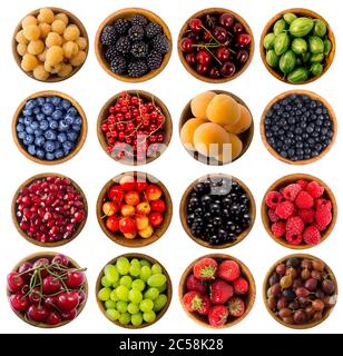 Collage aus verschiedenen Früchten und Beeren isoliert auf weiß. Himbeeren, Brombeeren, Kirschen, Stachelbeeren, Heidelbeeren, Johannisbeeren, Aprikosen, Blaubeeren Stockfoto