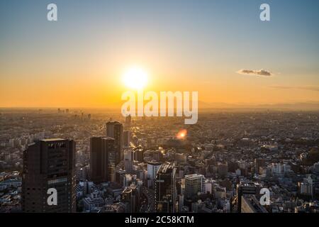 Tokio, Japan - 16. November 2019: Shibuya Scramble Square wurde im November 2019 in Shibuya, Tokio, Japan eröffnet. Auf dem Dach kann man 'Shibuya Sky' Charg nehmen Stockfoto