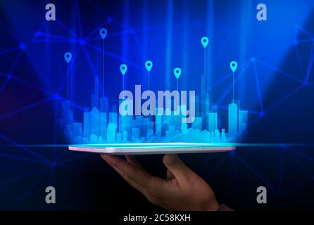 Hand Halten Tablet Mit Holographischen Hochhaus Gebäude Auf Blauem Hintergrund Stockfoto