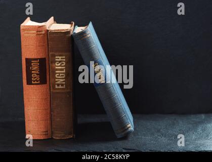 Fremdsprachenkonzept lernen. Alte Bücher auf einem Regal Stockfoto