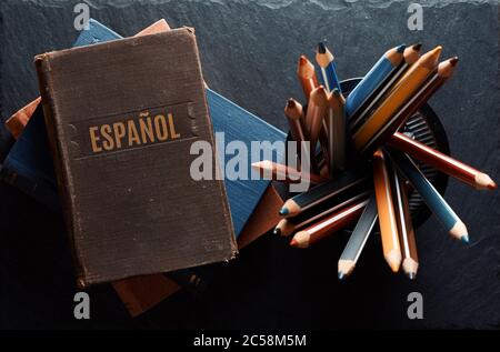 Lernen Sie Spanisch Konzept. Alte Bücher und Bleistifte Stockfoto