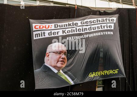 Berlin, Deutschland. Juli 2020. 01.07.2020, Berlin, Greenpeace-Aktivisten haben das Konrad-Adenauer-Haus, das CDU-Bundesbüro in der Klingelhoferstraße, in schwarzem Tuch bedeckt. Mit dieser Kampagne will die gemeinnützige Organisation auf schmutzige Kohlegeschäfte der Großen Koalition mit der Kohleindustrie aufmerksam machen, die die Einhaltung des Pariser Klimaabkommens in Frage stellen. Quelle: dpa/Alamy Live News Stockfoto