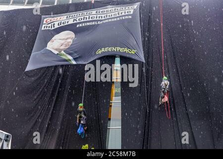 Berlin, Deutschland. Juli 2020. 01.07.2020, Berlin, Greenpeace-Aktivisten haben das Konrad-Adenauer-Haus, das CDU-Bundesbüro in der Klingelhoferstraße, in schwarzem Tuch bedeckt. Mit dieser Kampagne will die gemeinnützige Organisation auf schmutzige Kohlegeschäfte der Großen Koalition mit der Kohleindustrie aufmerksam machen, die die Einhaltung des Pariser Klimaabkommens in Frage stellen. Quelle: dpa/Alamy Live News Stockfoto