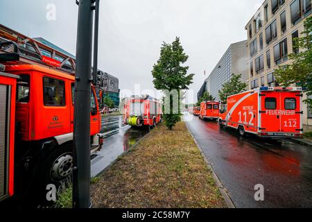 Berlin, Deutschland. Juli 2020. 01.07.2020, Berlin, Greenpeace-Aktivisten haben das Konrad-Adenauer-Haus, das CDU-Bundesbüro in der Klingelhoferstraße, in schwarzem Tuch bedeckt. Mit dieser Kampagne will die gemeinnützige Organisation auf schmutzige Kohlegeschäfte der Großen Koalition mit der Kohleindustrie aufmerksam machen, die die Einhaltung des Pariser Klimaabkommens in Frage stellen. Quelle: dpa/Alamy Live News Stockfoto