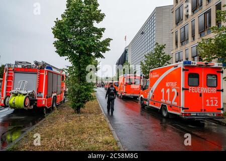 Berlin, Deutschland. Juli 2020. 01.07.2020, Berlin, Greenpeace-Aktivisten haben das Konrad-Adenauer-Haus, das CDU-Bundesbüro in der Klingelhoferstraße, in schwarzem Tuch bedeckt. Mit dieser Kampagne will die gemeinnützige Organisation auf schmutzige Kohlegeschäfte der Großen Koalition mit der Kohleindustrie aufmerksam machen, die die Einhaltung des Pariser Klimaabkommens in Frage stellen. Quelle: dpa/Alamy Live News Stockfoto