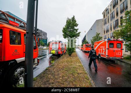 Berlin, Deutschland. Juli 2020. 01.07.2020, Berlin, Greenpeace-Aktivisten haben das Konrad-Adenauer-Haus, das CDU-Bundesbüro in der Klingelhoferstraße, in schwarzem Tuch bedeckt. Mit dieser Kampagne will die gemeinnützige Organisation auf schmutzige Kohlegeschäfte der Großen Koalition mit der Kohleindustrie aufmerksam machen, die die Einhaltung des Pariser Klimaabkommens in Frage stellen. Quelle: dpa/Alamy Live News Stockfoto