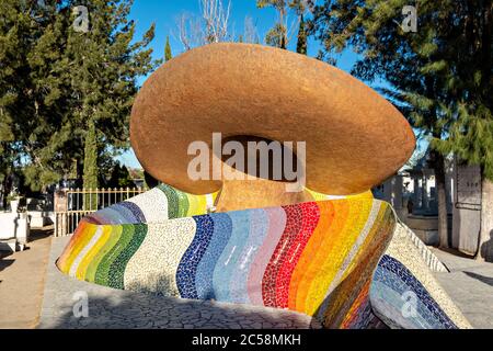 Mausoleum von Jose Alfredo Jimenez in Form eines traditionellen mexikanischen Hut und Schal im Panteon Municipal in Dolores Hidalgo, Guanajuato, Mexiko. Jimenez war ein berühmter mexikanischer Sänger und Vater des modernen Rancheras-Genres. Stockfoto