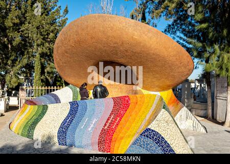 Mausoleum von Jose Alfredo Jimenez in Form eines traditionellen mexikanischen Hut und Schal im Panteon Municipal in Dolores Hidalgo, Guanajuato, Mexiko. Jimenez war ein berühmter mexikanischer Sänger und Vater des modernen Rancheras-Genres. Stockfoto