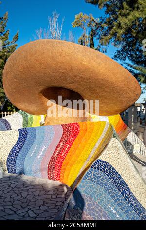 Mausoleum von Jose Alfredo Jimenez in Form eines traditionellen mexikanischen Hut und Schal im Panteon Municipal in Dolores Hidalgo, Guanajuato, Mexiko. Jimenez war ein berühmter mexikanischer Sänger und Vater des modernen Rancheras-Genres. Stockfoto