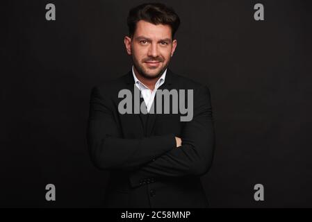 Portrait von gutaussehenden Mann im schwarzen Anzug Stockfoto
