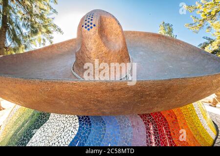 Mausoleum von Jose Alfredo Jimenez in Form eines traditionellen mexikanischen Hut und Schal im Panteon Municipal in Dolores Hidalgo, Guanajuato, Mexiko. Jimenez war ein berühmter mexikanischer Sänger und Vater des modernen Rancheras-Genres. Stockfoto