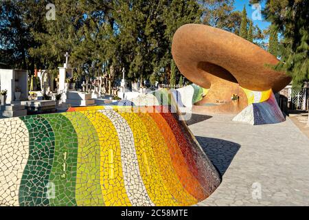 Mausoleum von Jose Alfredo Jimenez in Form eines traditionellen mexikanischen Hut und Schal im Panteon Municipal in Dolores Hidalgo, Guanajuato, Mexiko. Jimenez war ein berühmter mexikanischer Sänger und Vater des modernen Rancheras-Genres. Stockfoto