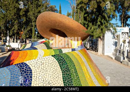 Mausoleum von Jose Alfredo Jimenez in Form eines traditionellen mexikanischen Hut und Schal im Panteon Municipal in Dolores Hidalgo, Guanajuato, Mexiko. Jimenez war ein berühmter mexikanischer Sänger und Vater des modernen Rancheras-Genres. Stockfoto