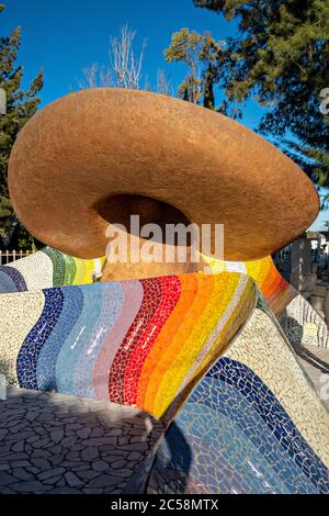 Mausoleum von Jose Alfredo Jimenez in Form eines traditionellen mexikanischen Hut und Schal im Panteon Municipal in Dolores Hidalgo, Guanajuato, Mexiko. Jimenez war ein berühmter mexikanischer Sänger und Vater des modernen Rancheras-Genres. Stockfoto