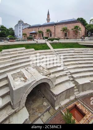 PLOVDIV, BULGARIEN - 19. MAI 2020: Dzhumaya Moschee und Ruinen des römischen Stadions in der Stadt Plovdiv, Bulgarien Stockfoto