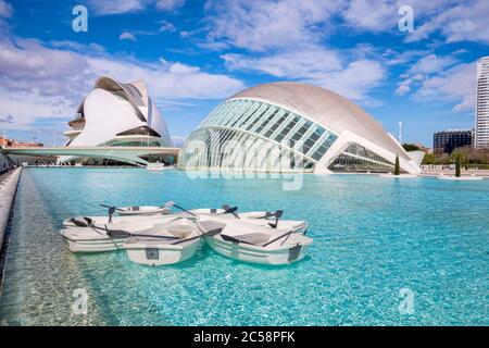 3. März 2020: Valencia, Spanien - Ruderboote auf dem See vor dem Hemisferic IMAX Kino in der Stadt der Künste und Wissenschaften in Valencia. Im b Stockfoto