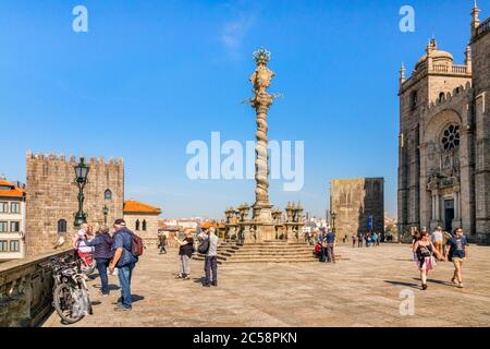 10. März 2020: Porto, Portugal - die Pelourinho oder Pranger von Porto, die auf dem Platz am westlichen Ende der Kathedrale steht. Stockfoto