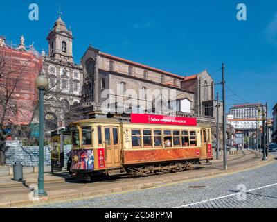 10. März 2020: Porto, Portugal - Vintage-Straßenbahn an der Endstation Infante, vor der Kirche des heiligen Franziskus in Porto. Stockfoto