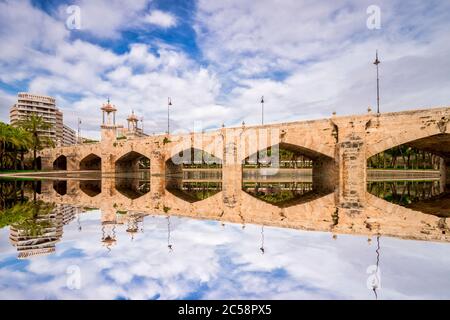 3. März 2020: Valencia, Spanien - Puente del Mar, eine historische Brücke über den ehemaligen Fluss Turia, heute ein öffentlicher Park. Stockfoto