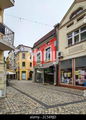 PLOVDIV, BULGARIEN - 19. MAI 2020: Typische Straße und Häuser in der Fußgängerzone der Stadt Plovdiv, Bulgarien Stockfoto