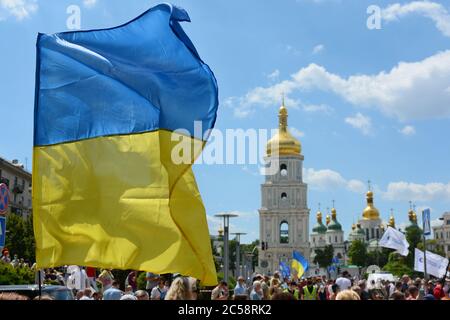 KIEW, Ukraine. Juli 2020. Anhänger von Petro Poroschenko protestieren mit Plakaten und Fahnen am Pechersky Amtsgericht. Der ehemalige ukrainische Präsident, Petro Poroschenko, Vorsitzender der politischen Partei der Europäischen Solidarität, die jetzt ein Gesetzgeber der Ukraine ist, wird wegen Amtsmissbrauchs im Zusammenhang mit der Ernennung des Chefs des ausländischen Geheimdienstes im Jahr 2018 angeklagt. (Foto von Aleksandr Gusev/Pacific Press) Quelle: Pacific Press Agency/Alamy Live News Stockfoto