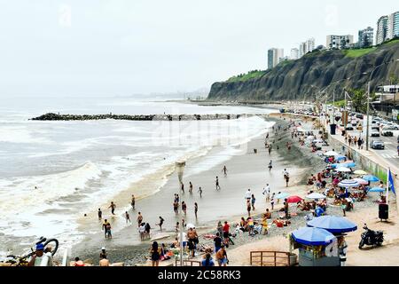 Lima, Peru 2020-02-29: Strand und Uferpromenade in Miraflores in Lima Stockfoto