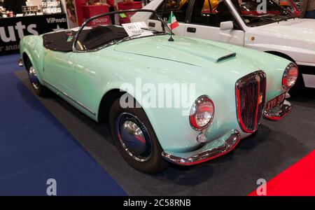 Dreiviertel-Vorderansicht eines White, 1955, Lancia Auralia Spyder, ausgestellt auf der London Classic Car Show 2019 Stockfoto