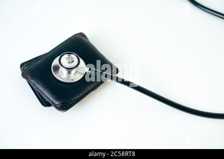 Diagnose der Finanzsituation mit Stethoskop und Geldbörse Stockfoto