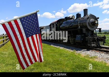 29. Juni 2020: Die Strasburg Railroad, Norfolk & Western, 475 Dampflokomotive passiert eine amerikanische Flagge bei ihrer Rückkehr zum Bahnhof am Montag, 29. Juni 2020, in Ronks, Pennsylvania. Die Strasburg Railroad wurde am Freitag, den 26. Juni, nach ihrer Schließung aufgrund der COVID-19-Pandemie wieder für den Personenverkehr geöffnet. Für die Wiedereröffnung wurden zusätzliche gesundheitsbezogene Sicherheitsmaßnahmen getroffen. Rich Barnes/CSM Stockfoto