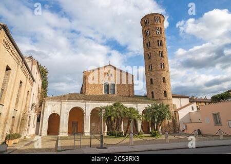 Ravenna - das Portal der Kirche Basilika Sant Apolinare Nuovo. Stockfoto